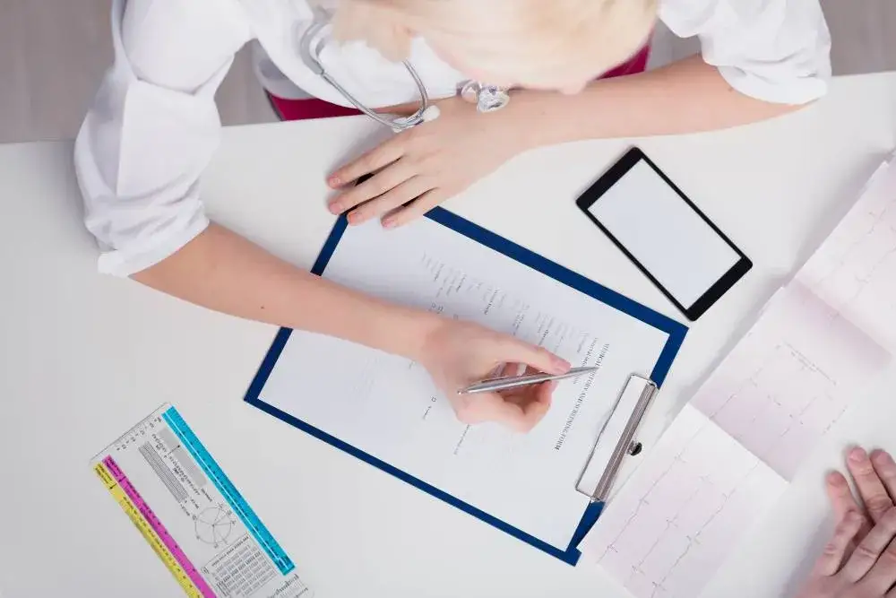 Jak długo można chorować po ustaniu zatrudnienia? Ważne informacje