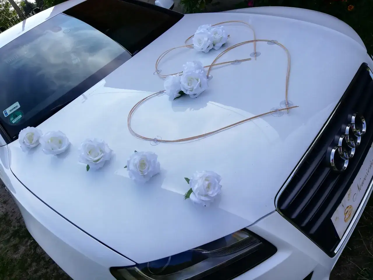 Dekoracje samochodu gości weselnych: Bezpiecznie i z klasą