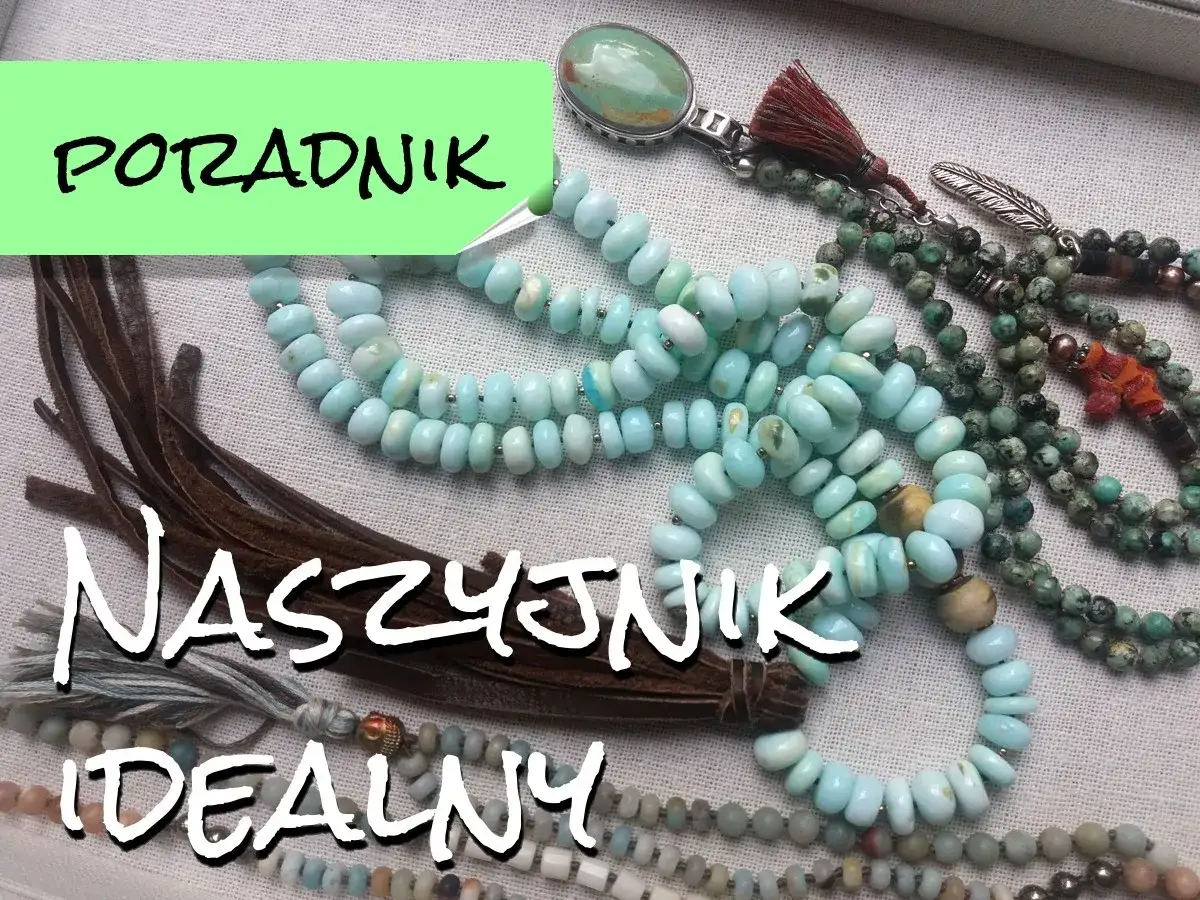 Kilka naszyjników z kamieni i koralików, w tym jeden z turkusowymi kamieniami i frędzlami.