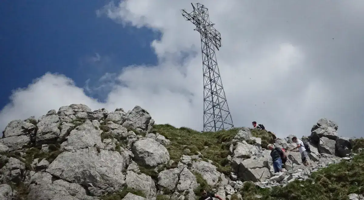 Co oznacza krzyż na Giewoncie? Historia, symbolika i kontrowersje