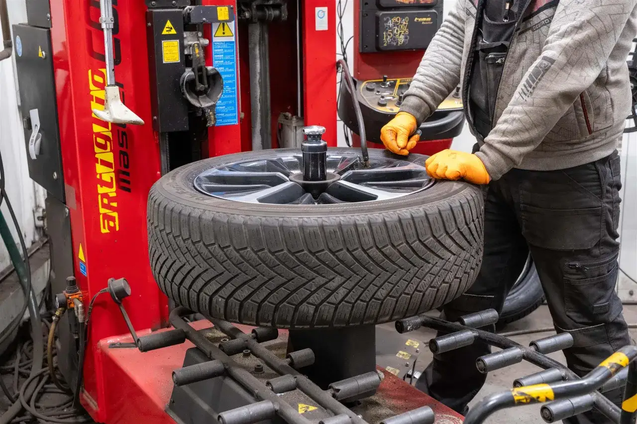 Kiedy się zmienia opony na letnie, aby uniknąć niebezpieczeństw na drodze?