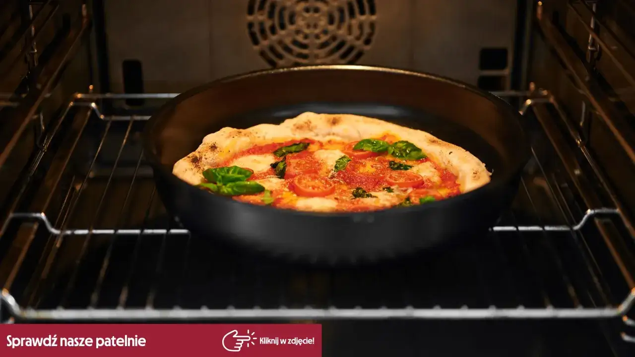 Pizza z pomidorami i bazylią piecze się w piekarniku. Idealna do pizzy, ta patelnia zapewni chrupiący spód.