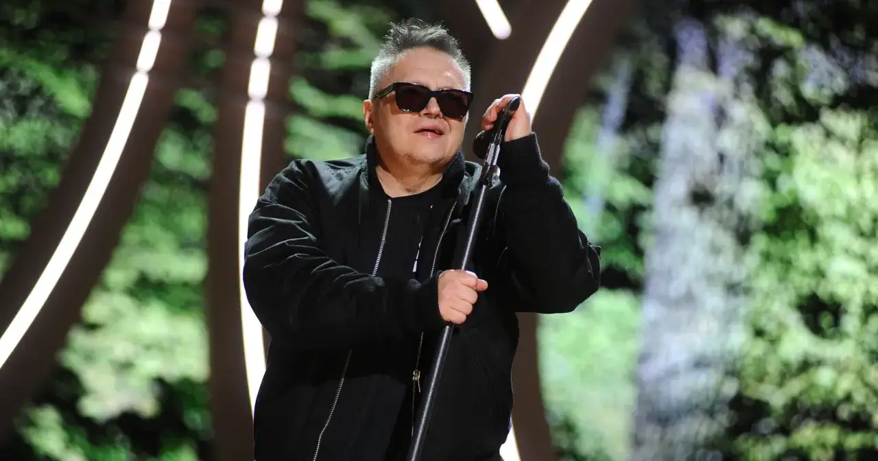 Artysta w czarnym stroju i okularach śpiewa do mikrofonu. Czy to on śpiewa "dżem do kołyski"?