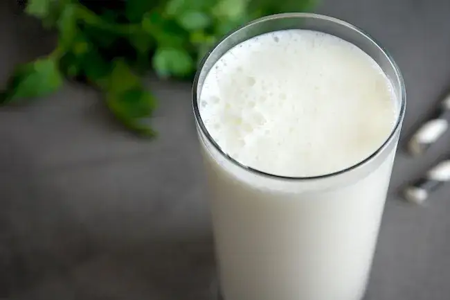 Ile kalorii ma maślanka? Zaskakująco niska wartość energetyczna!