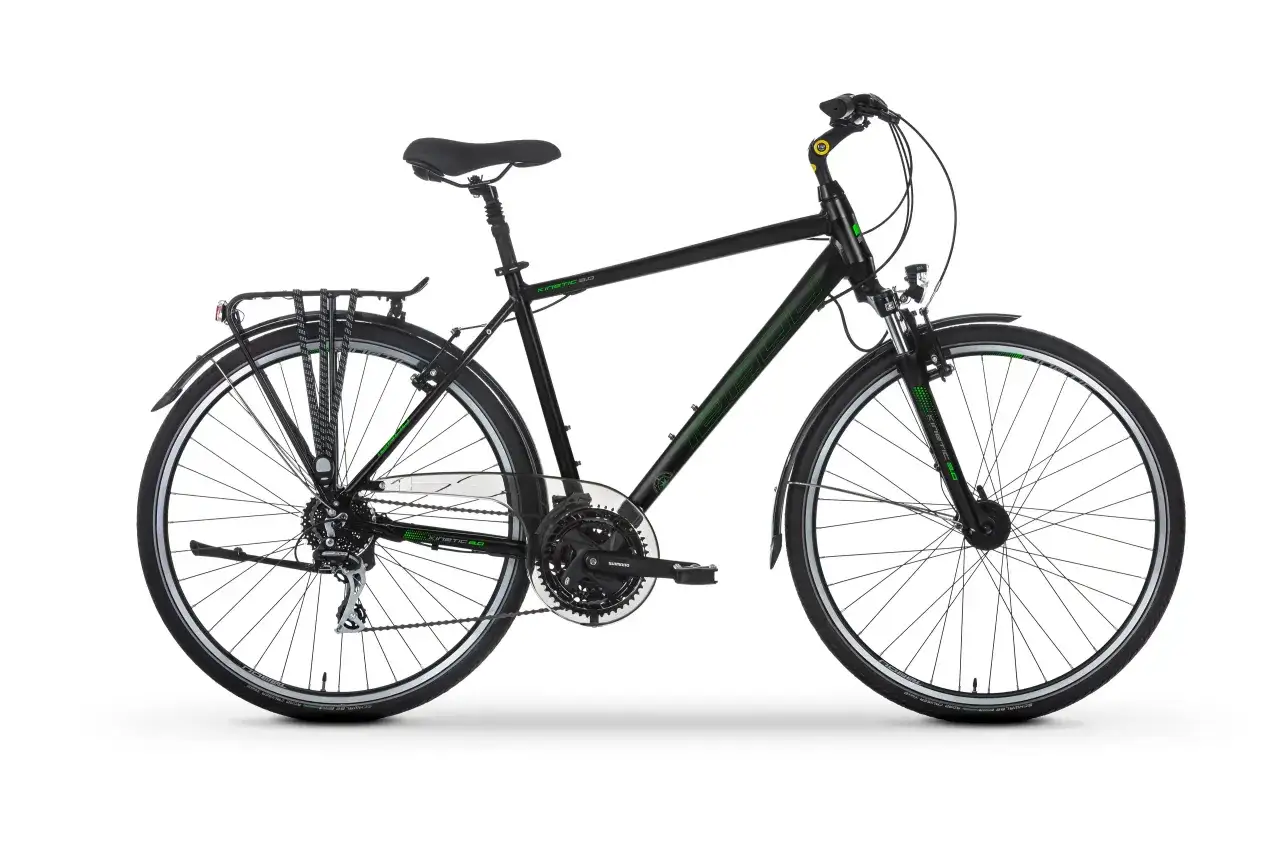 Czarny rower trekkingowy z bagażnikiem i błotnikami, idealny na wycieczki. Wyróżnia się zielonymi akcentami, co odróżnia go od typowego roweru crossowego.