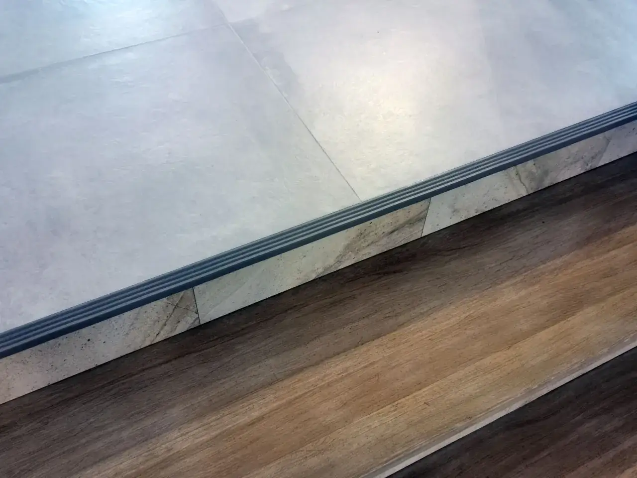 Jakie listwy do szarych płytek? Trendy, kolory i błędy