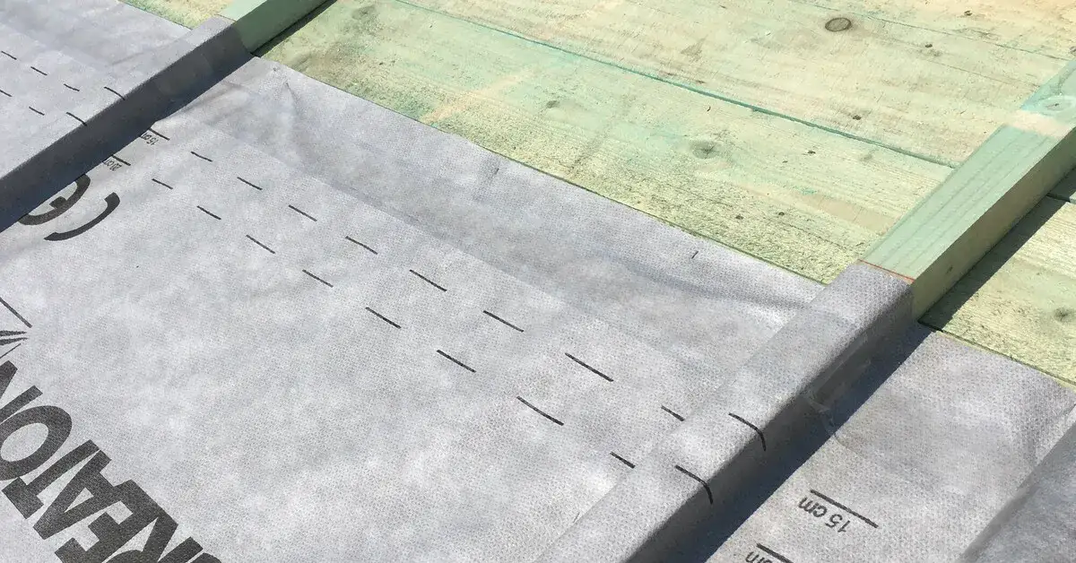 Deskowanie dachu: uniknij najczęstszych błędów i kosztów