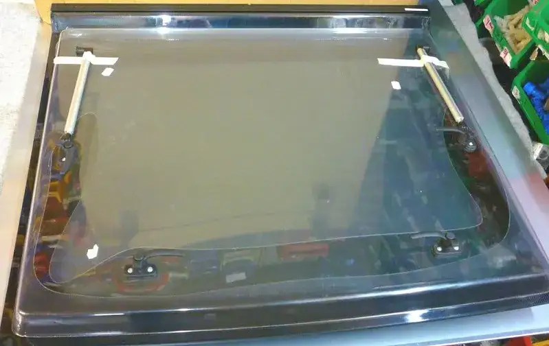 Czym skleić szybę w przyczepie kempingowej, aby uniknąć problemów