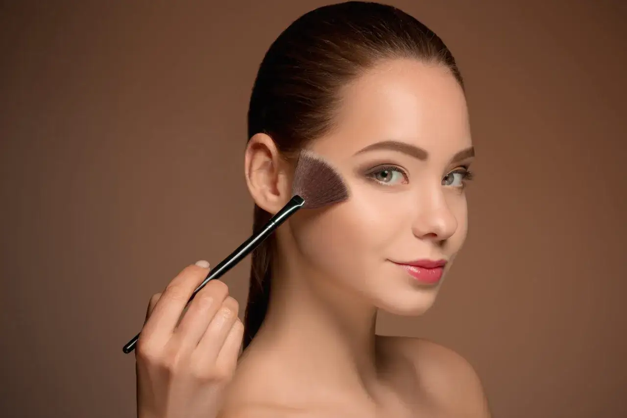 Makijaż niszczy cerę? Obalamy mity! Jak dbać o skórę