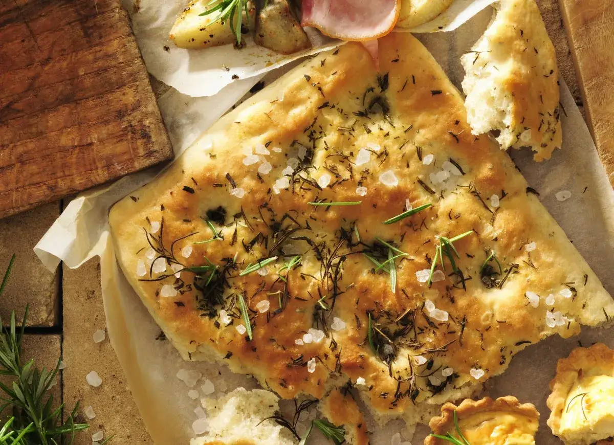Chrupiąca focaccia z rozmarynem i solą morską, idealna do podania z pieczonymi ziemniakami i wędliną.
