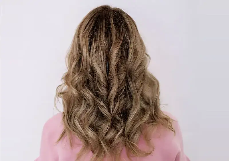 Braune Haare mit blonden Strähnchen: So gelingt der perfekte Look