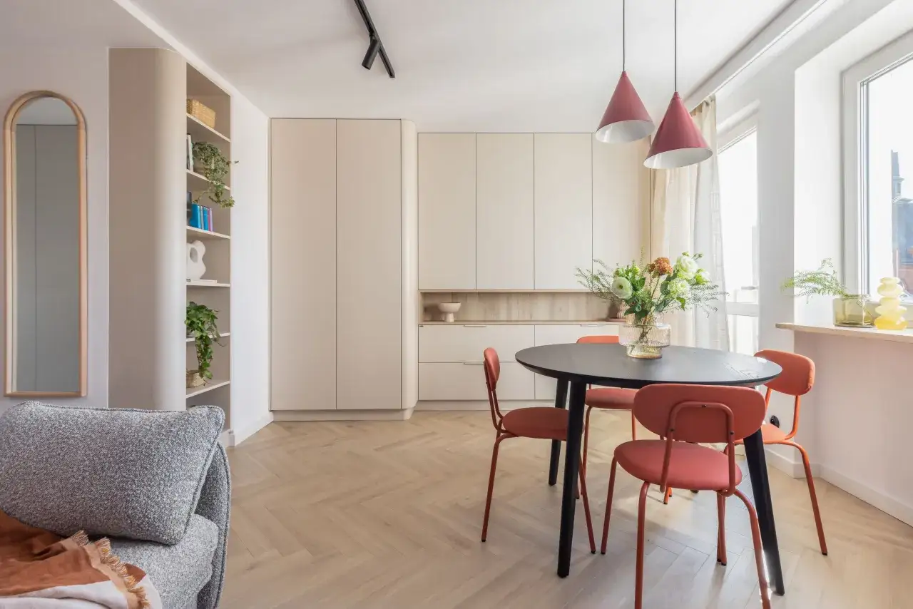 Mały salon w bloku: sprytne triki na wygodne i stylowe wnętrze bez stresu