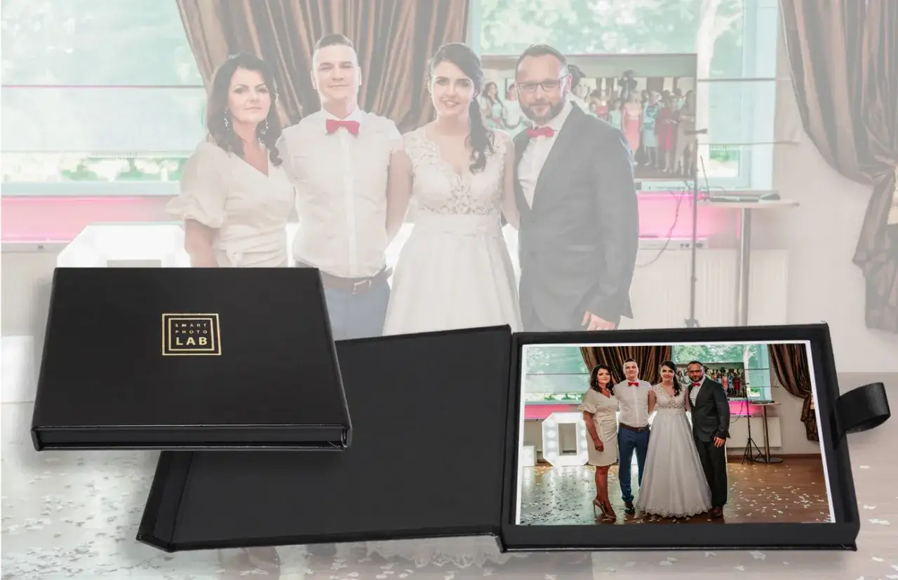 Najciekawsze atrakcje weselne zamiast fotobudki w 2026: elegancki album ze zdjęciami pary młodej i gości.