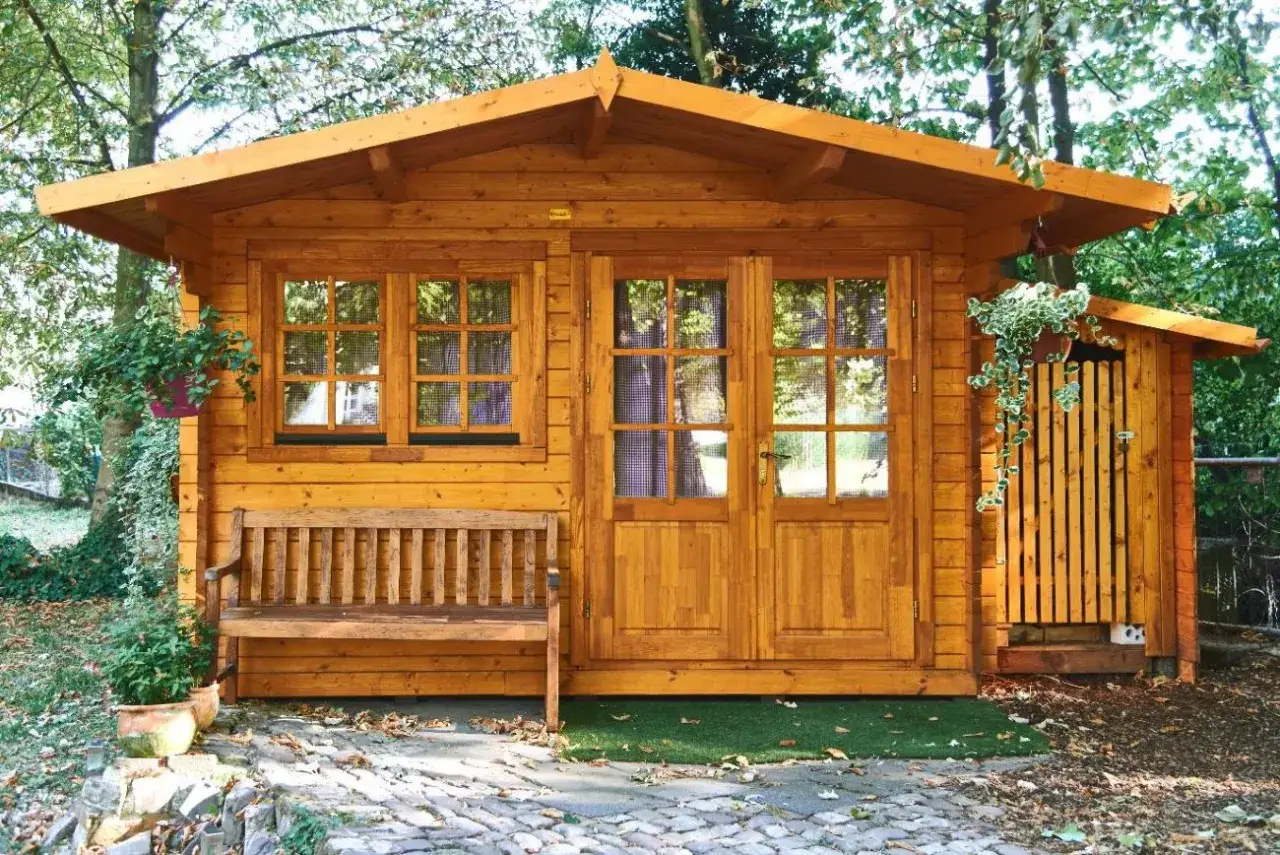 Drewniany domek ogrodowy: przewodnik po wyborze, prawie i pielęgnacji