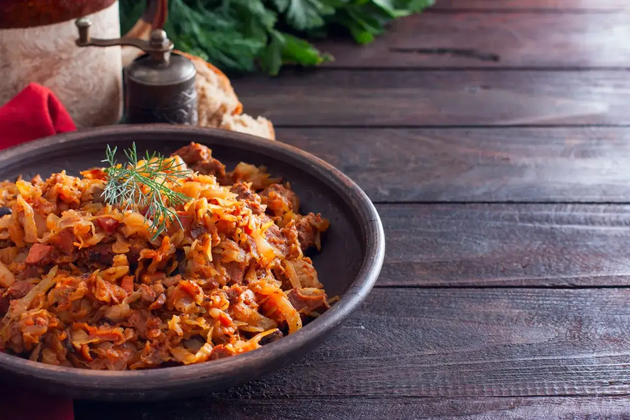 Czy bigos zaprawia się mąką? Odkryj sekrety idealnego sosu