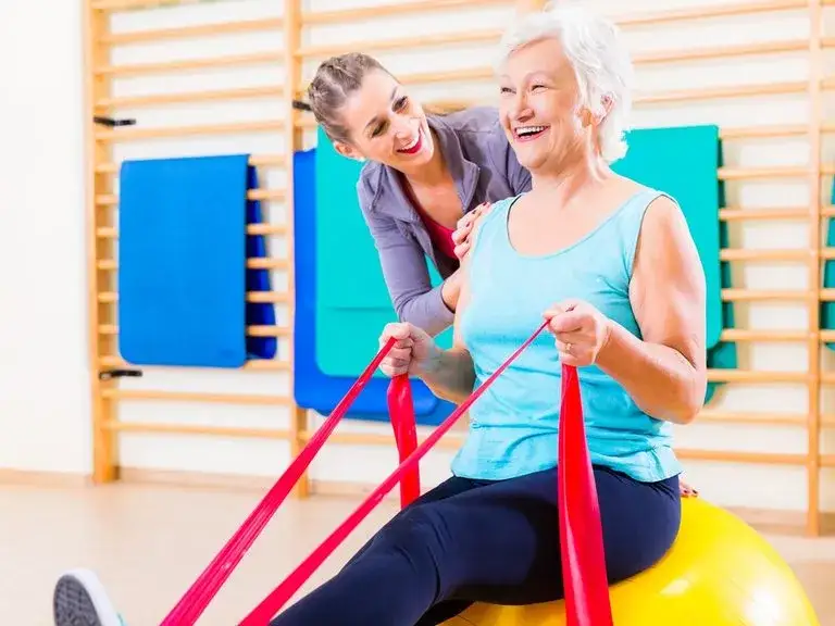 Czy lekarz rodzinny może wystawić skierowanie na rehabilitację? Sprawdź!