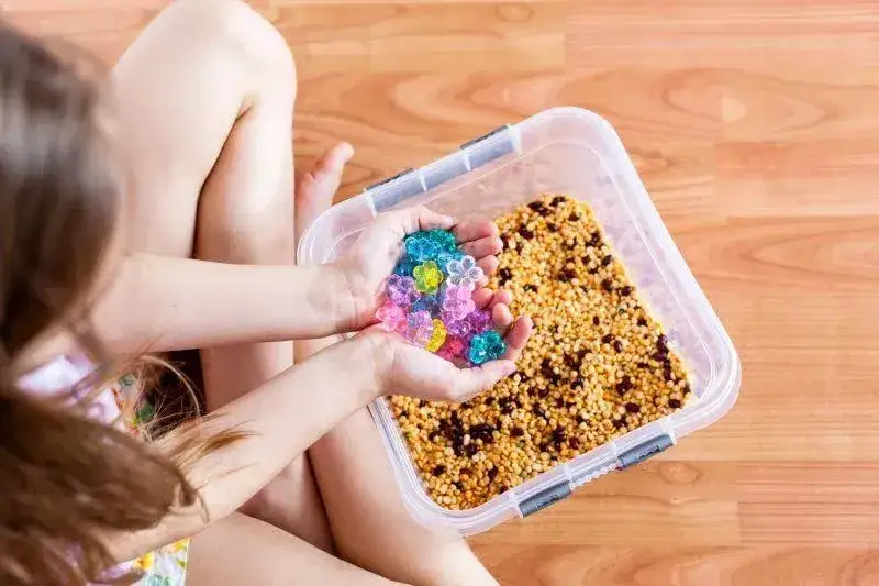 Woreczki sensoryczne z żelem: rozwój dziecka przez zabawę i kreatywność