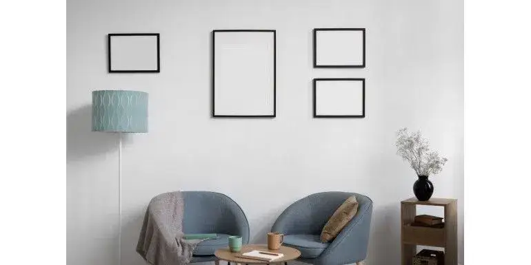 Jak powiesić kilka obrazów na ścianie, by uniknąć chaosu i uzyskać harmonię