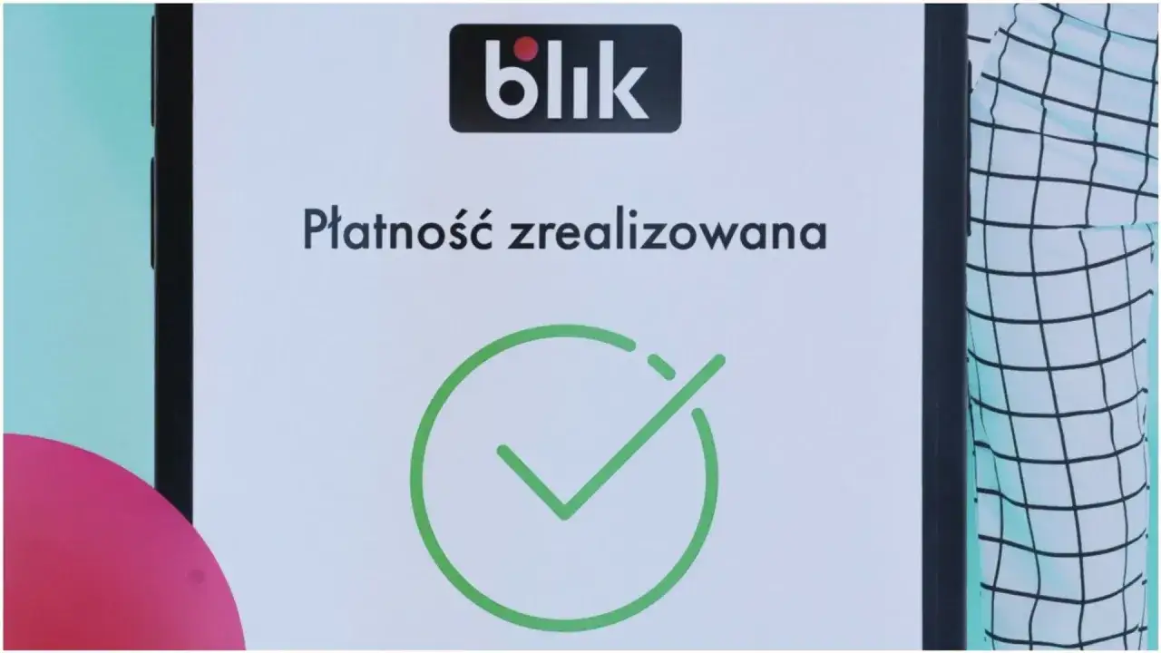 Ekran telefonu z logo BLIK i komunikatem "Płatność zrealizowana" oraz zielonym potwierdzeniem.