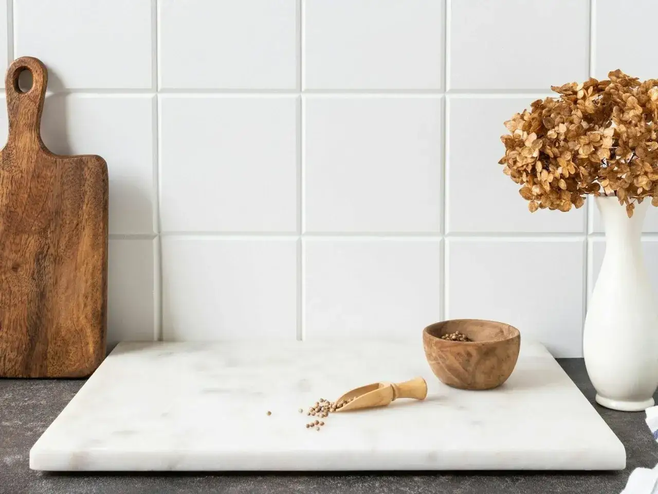 Białe płytki jaka fuga - wybierz idealny kolor dla swojego wnętrza