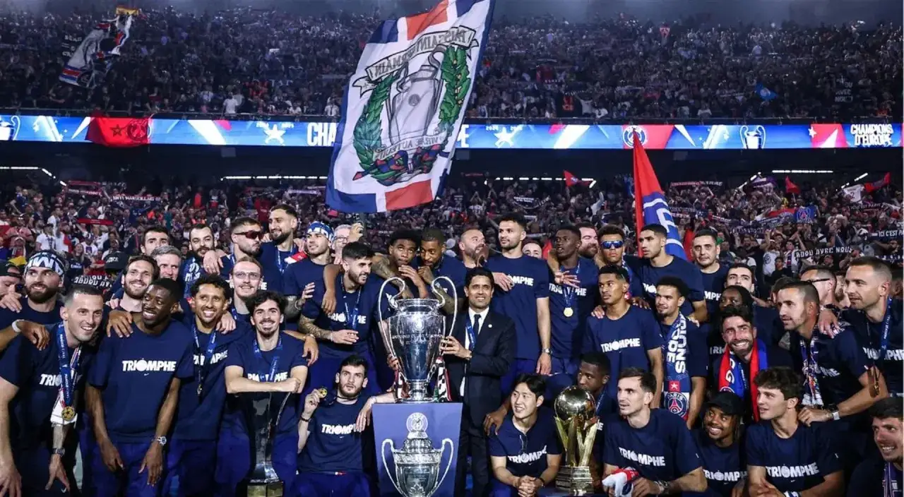 Drużyna świętuje z pucharem Ligi Mistrzów. Czy to oni wygrali ostatnią Ligę Mistrzów?