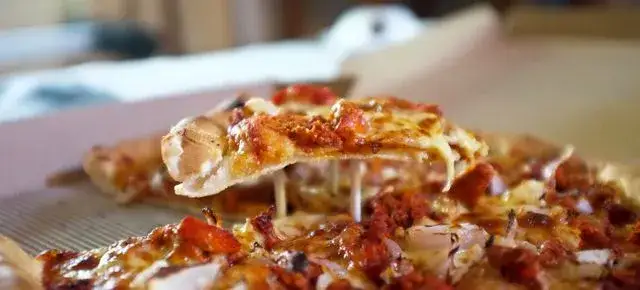 Średnia pizza w Pizza Hut - ile cm ma naprawdę? Sprawdź teraz!