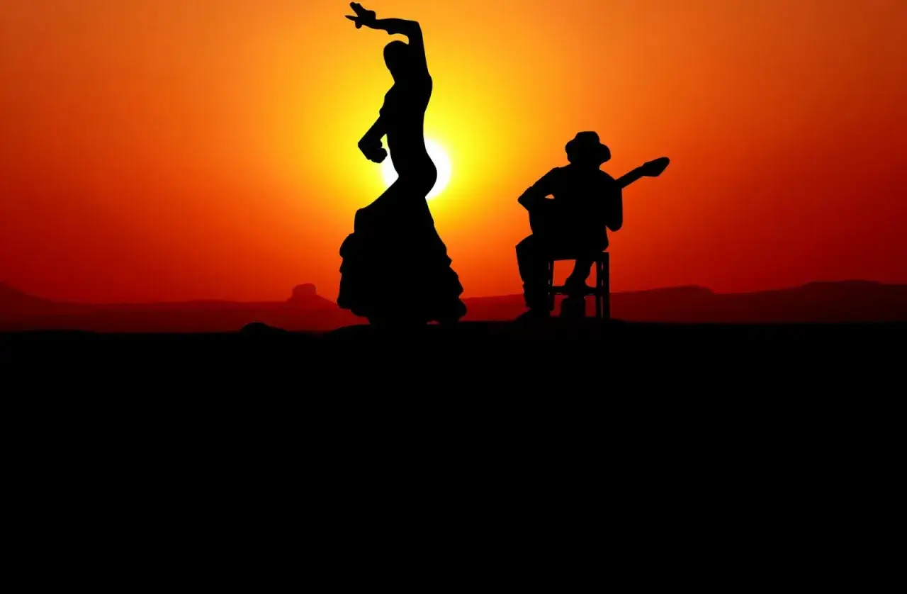 Tancerka flamenco i gitarzysta w zachodzącym słońcu. Czy to falset co to za dźwięk?