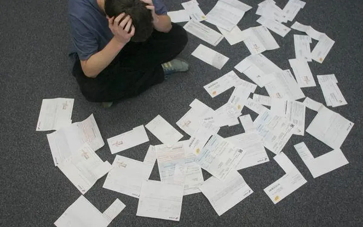 Czy komornik może zrobić debet na koncie? Poznaj swoje prawa i możliwości