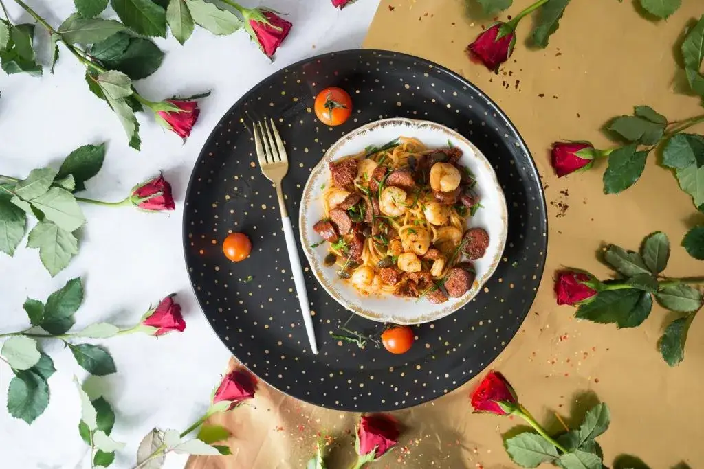 Romantyczna kolacja w domu: przepisy, które rozpalą zmysły!