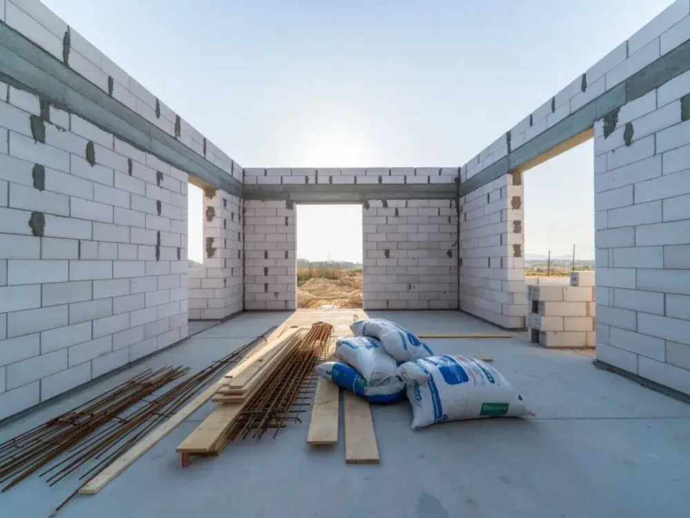 Ile kleju na elewacje? Oblicz dokładnie, aby uniknąć strat materiału