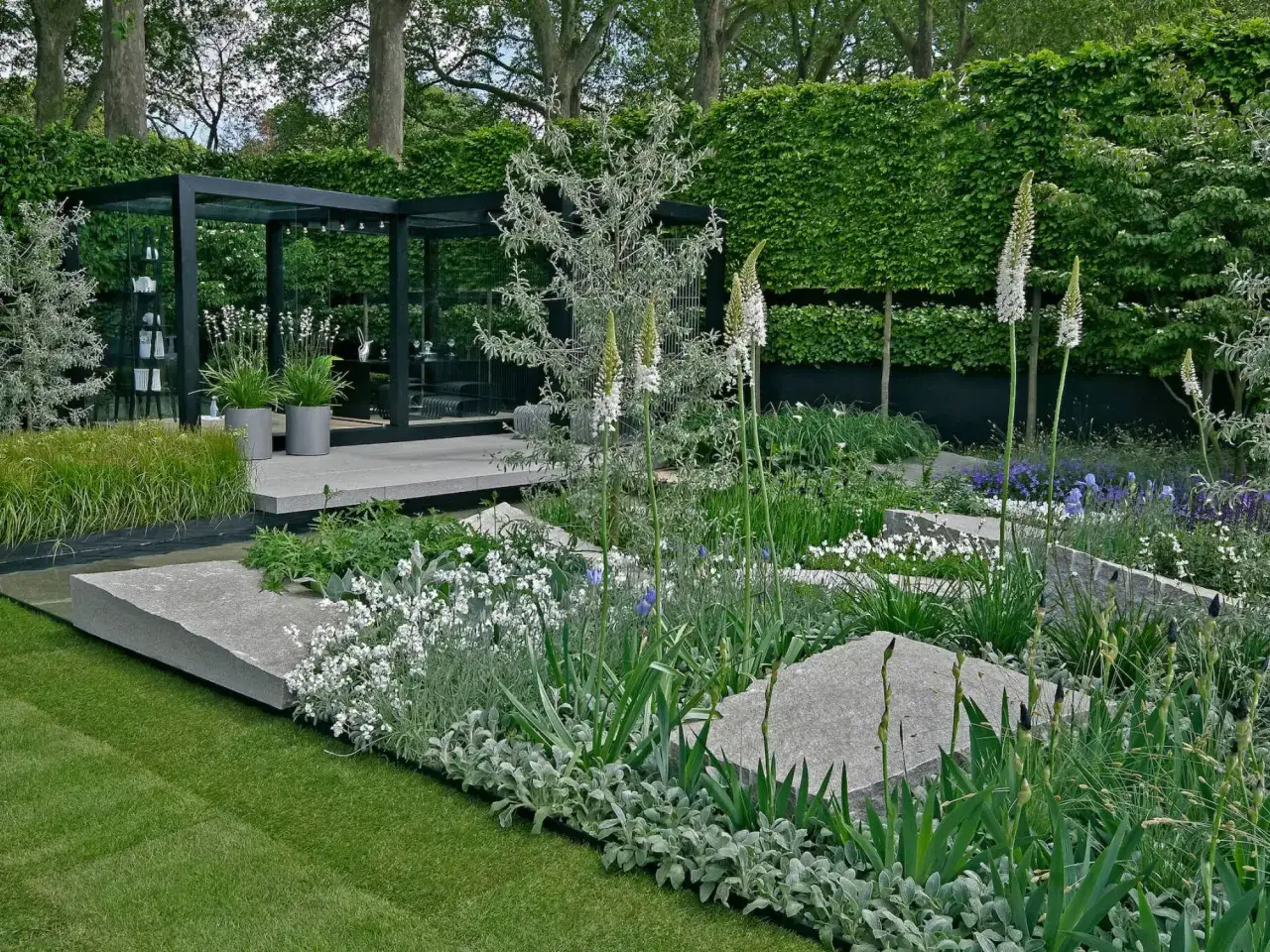 Nowoczesny ogród, jak zaprojektować przestrzeń z kamiennymi płytami, minimalistyczną altaną i bujną zielenią.