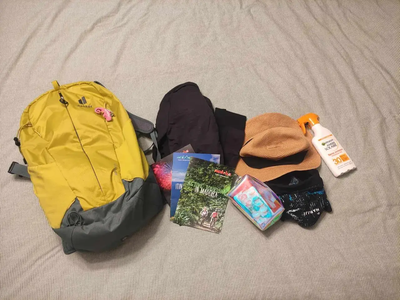 Plecak, kapelusz, krem z filtrem i przewodniki po Maderze. Idealne na aktywny wypoczynek, nawet gdy madera temperatura w lutym jest łagodna.