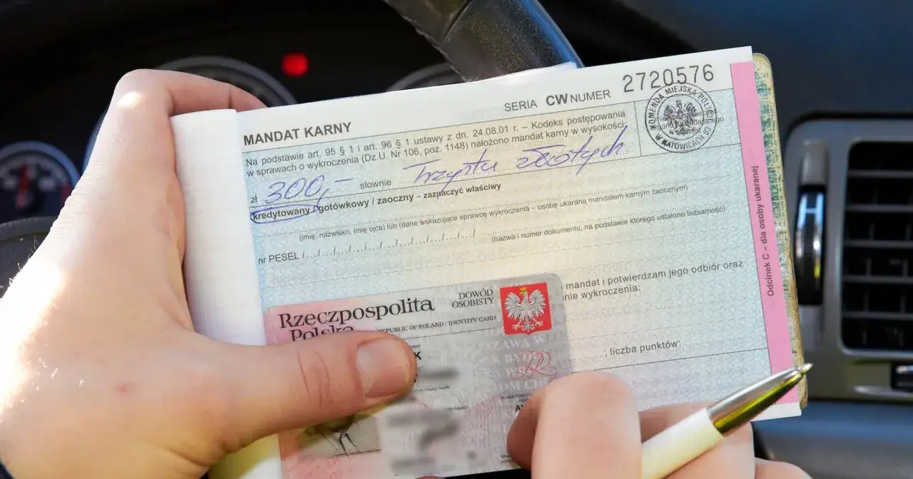 Ręka trzyma mandat karny na kwotę 300 zł. Obok dowód osobisty. Jak uniknąć mandatu? Uważaj na drodze!
