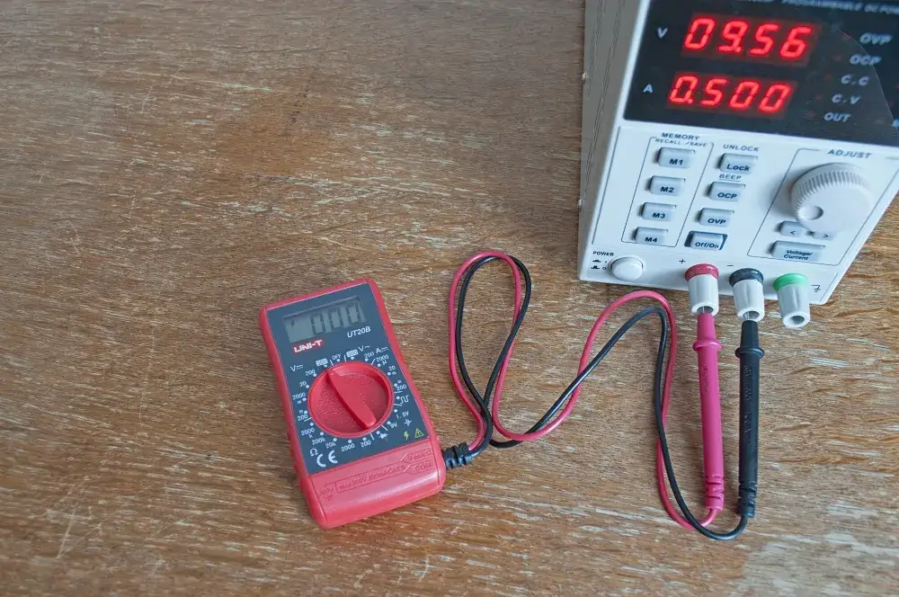 Multimetr jak sprawdzić napięcie - proste kroki i bezpieczeństwo