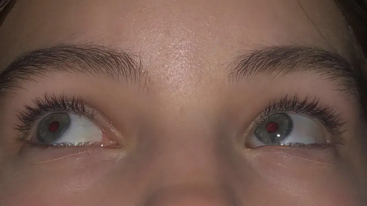 Korektor pod oczy: Przed czy po podkładzie? Uniknij błędów!