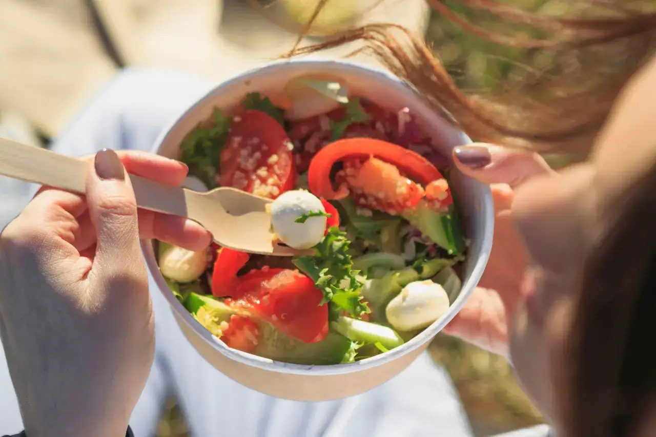 Sałatki do pracy: Szybkie przepisy i triki na lunch bez odgrzewania