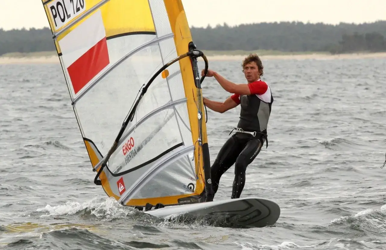 Windsurfing Mazury: Gdzie pływać, uczyć się i wypożyczyć sprzęt?
