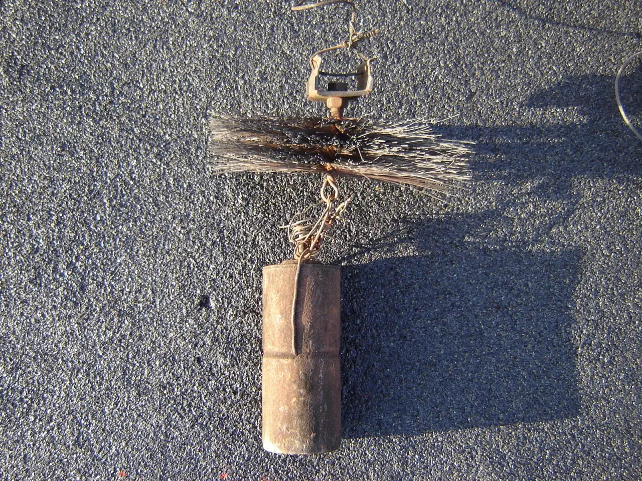 Jak wyczyścić komin ze smoły i uniknąć niebezpieczeństw związanych z sadzą