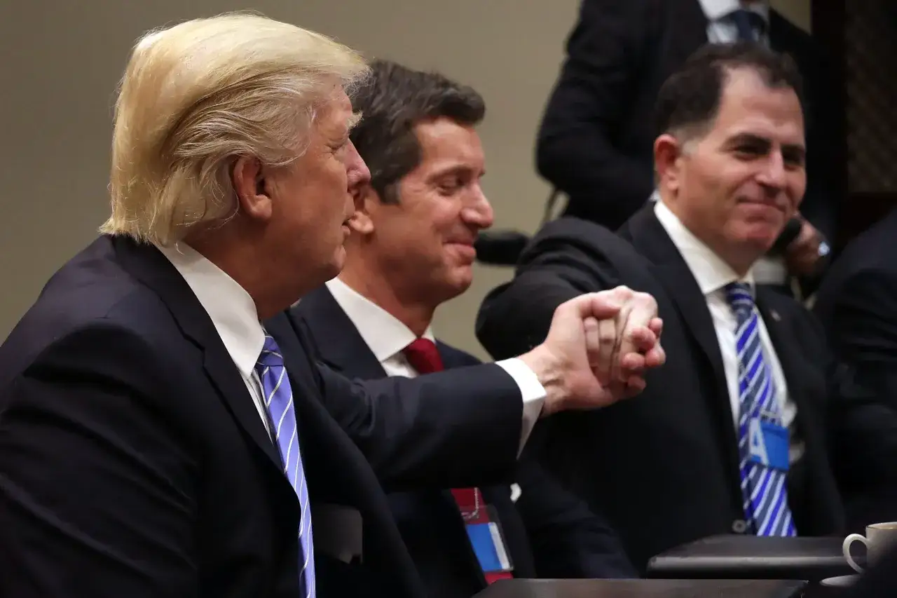 Uścisk dłoni w pracy: Kto pierwszy? Szef, pracownik, czy klient?