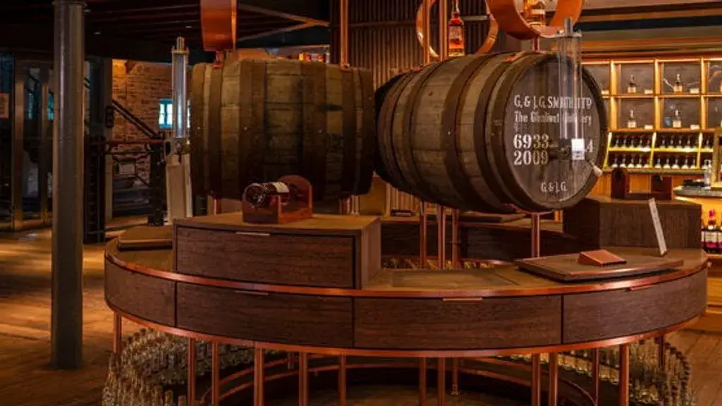 Z czego powstaje whisky? Odkryj sekrety smaku i beczki