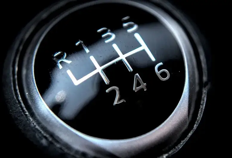 Ile kosztuje wymiana oleju w skrzyni manualnej? Sprawdź ceny i oszczędności