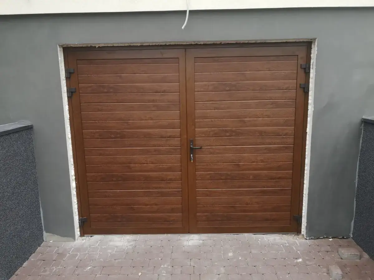 Jakie drzwi do garażu wybrać, aby zapewnić bezpieczeństwo i komfort?