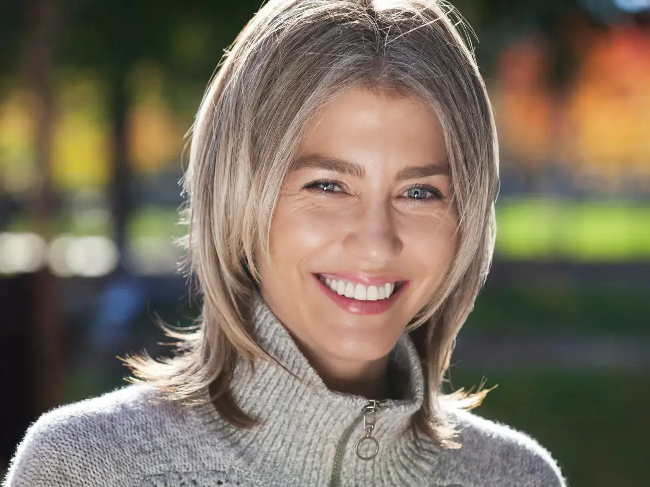 Graue Haare färben: Mein Expertentipp für ein natürliches Ergebnis