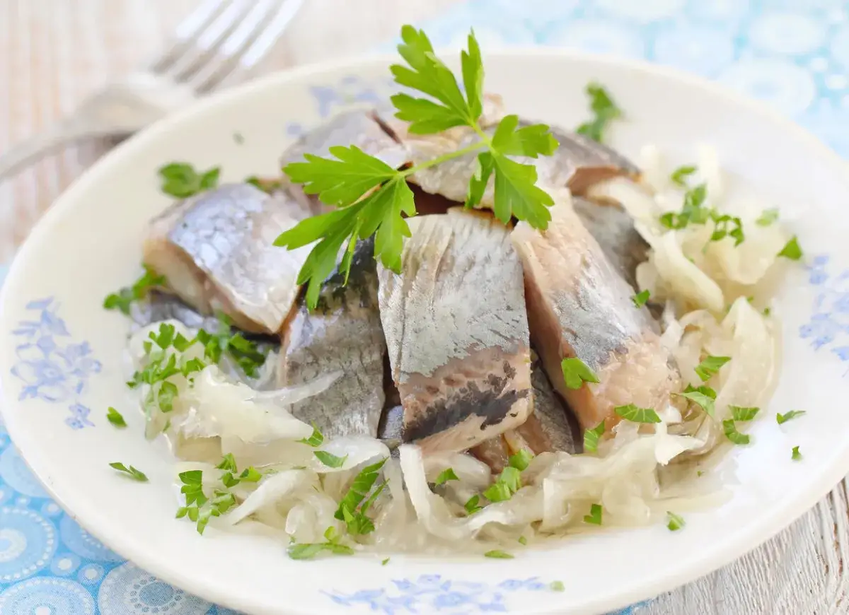 Czy śledzie w oleju są zdrowe? Odkryj ich ukryte zagrożenia i korzyści