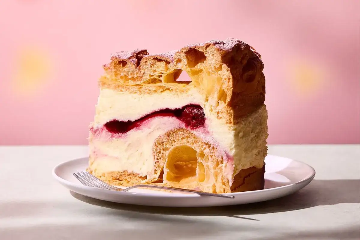 Puszyste ciasto z kremem i wiśniami, jak z przepisu na ciasto "Oskar" z Green Caffe Nero. Idealne na deser.