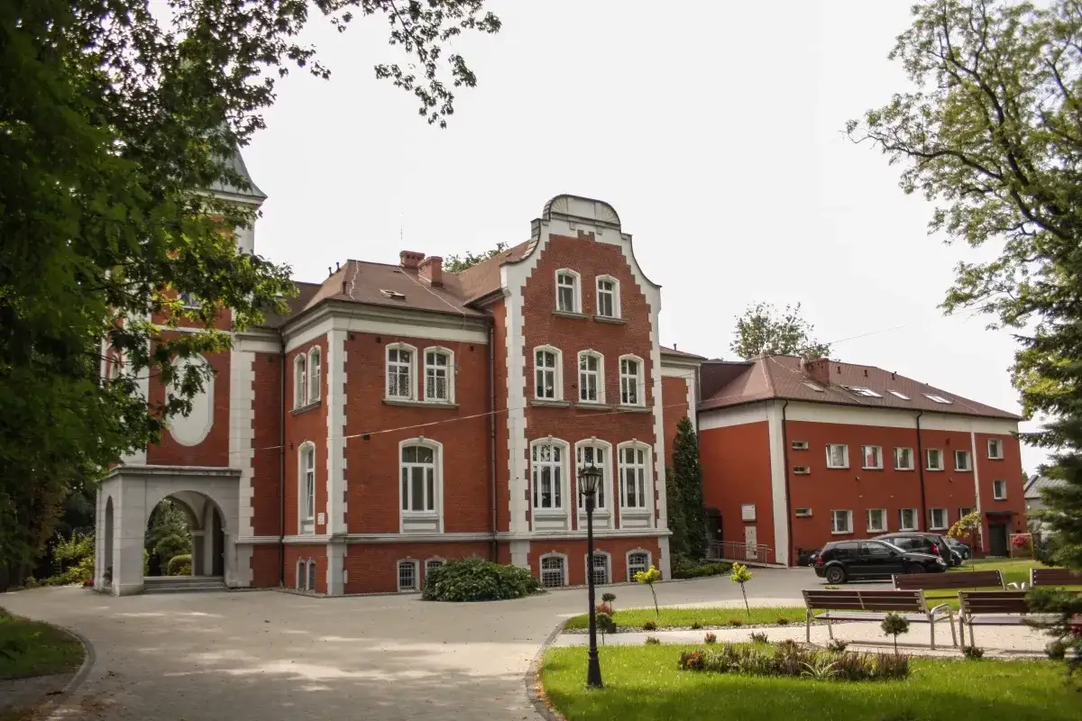 DPS pracownika oświaty: Kto może zamieszkać i ile to kosztuje?