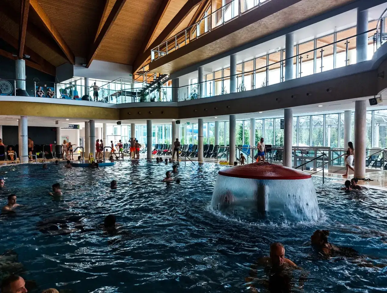 Wielki basen w Termach Bukowina, pełen ludzi. Szukasz informacji, jak dojechać?