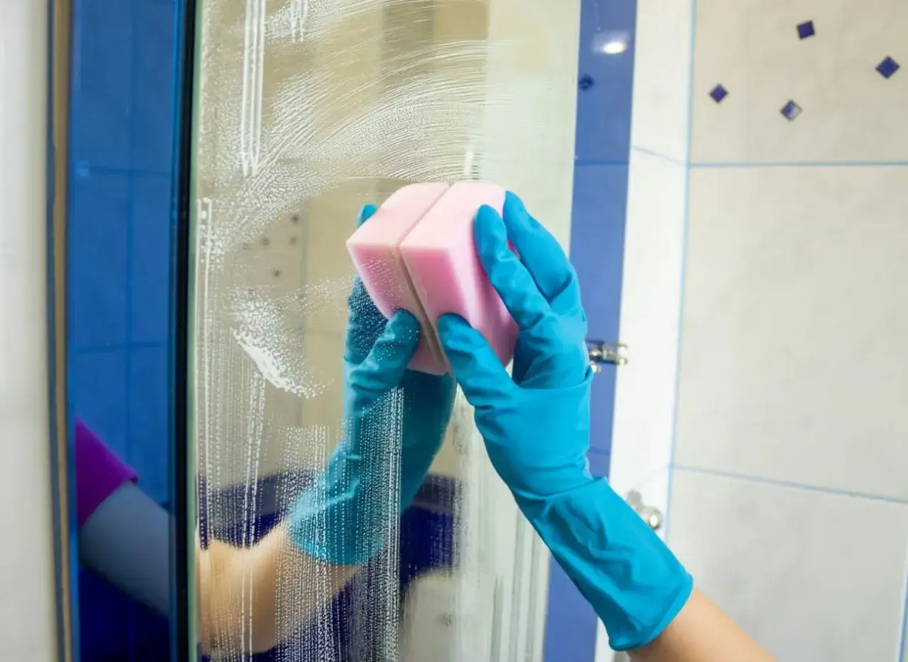 Jak umyć lustro pianką do golenia i uniknąć smug na szkle