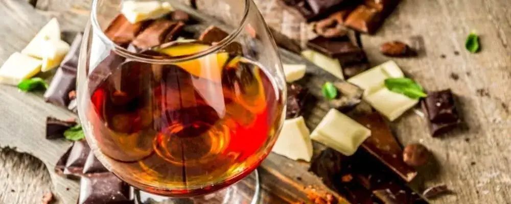 Brandy czy whisky? Rozwiej wątpliwości surowce, smak, podanie