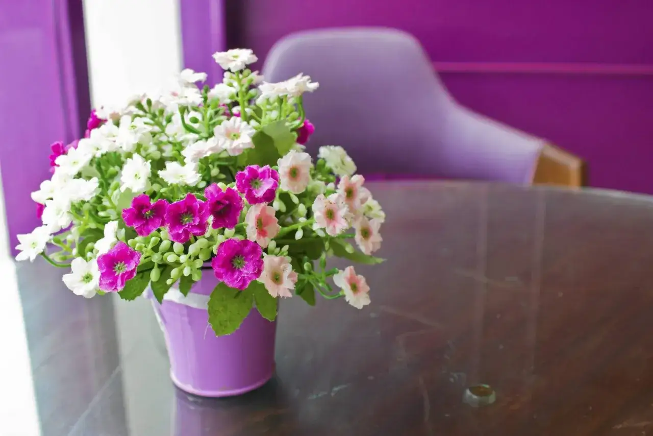 Kwiaty na komunię? Zasady, alternatywy i savoir-vivre gościa